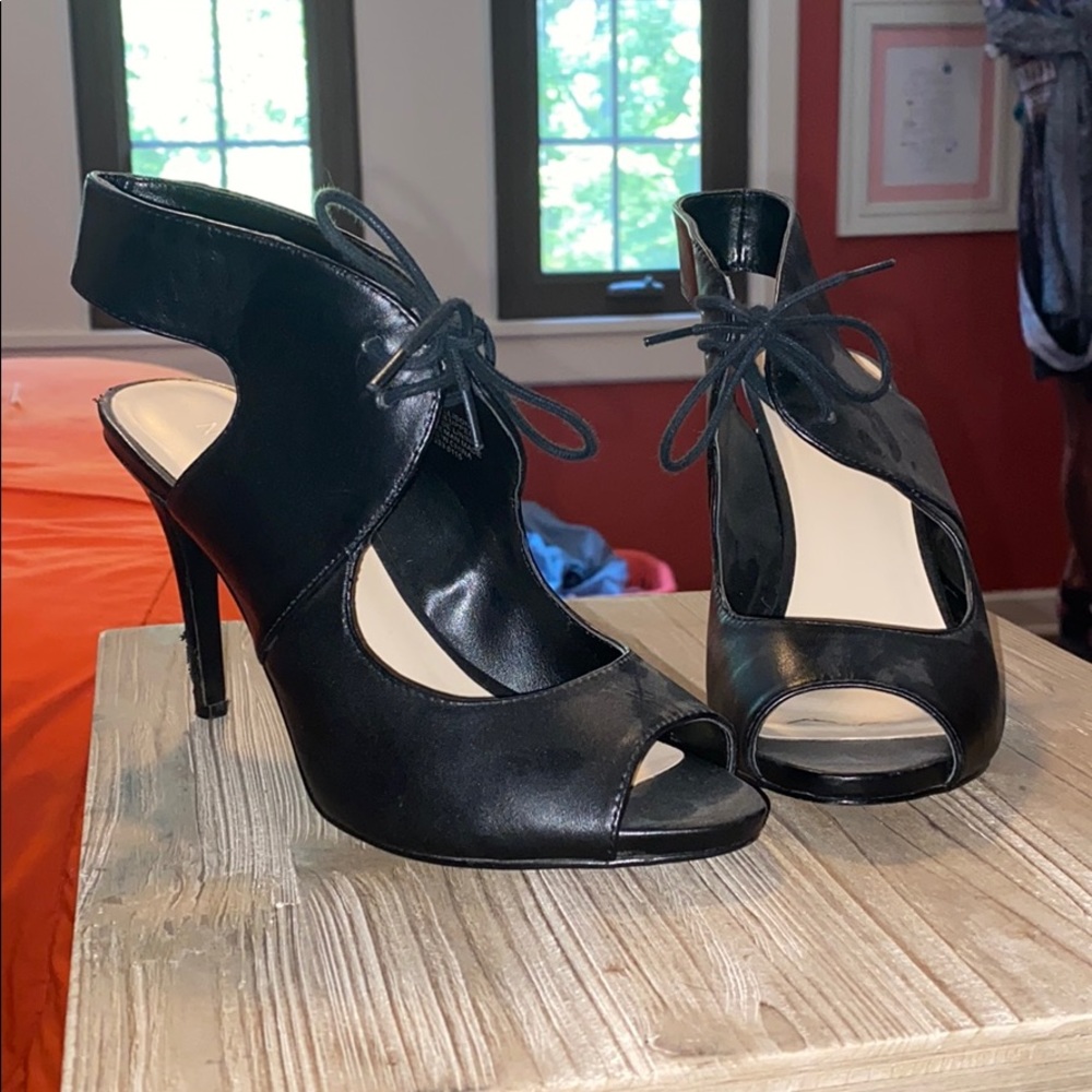 Classic black heels with shoelace tie